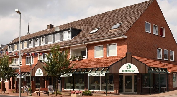 Geschäftshaus in roter Klinkerbauweise mit Hörakustik-Fachgeschäft und Juwelier in Innenstadtlage.